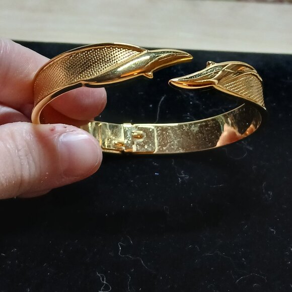Monet Gold Tone Hinged Bangle Bracelet Vintage Costume Jewelry #55 - Picture 3 of 12